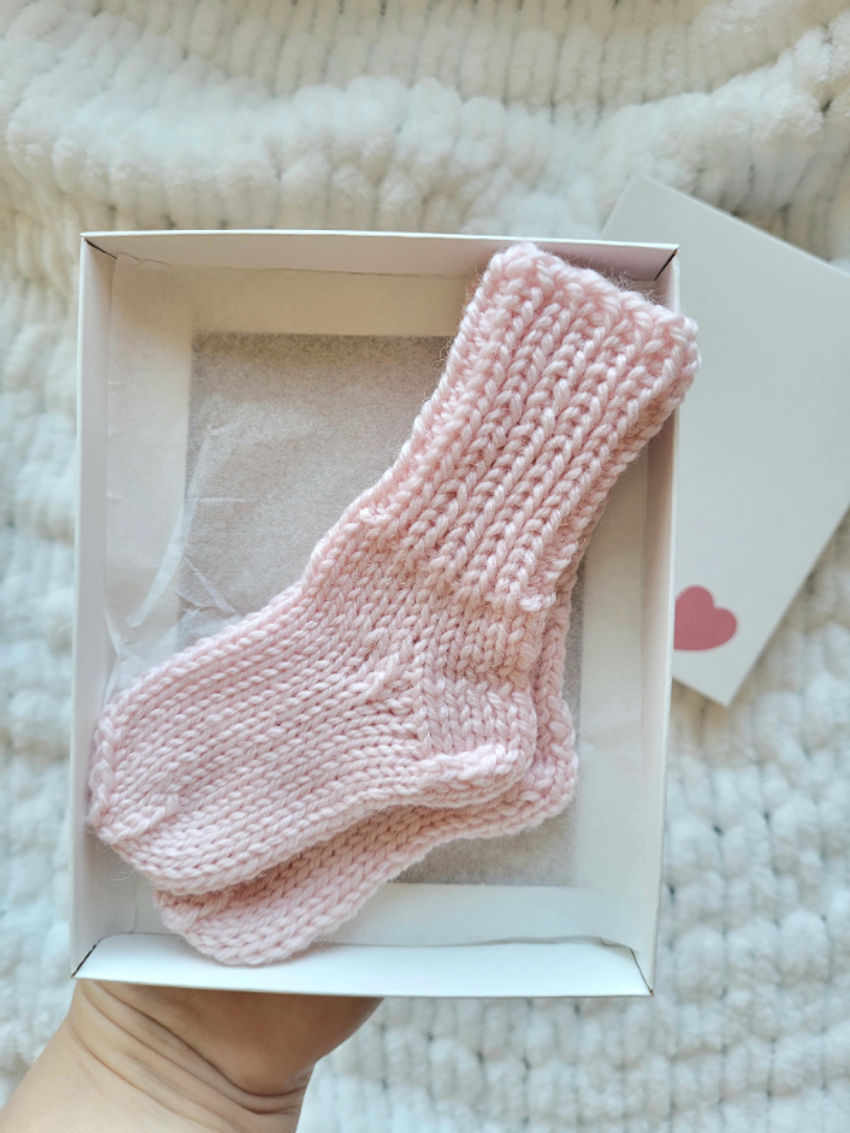 kojinaitės naujagimiui 100 merino vilna 9cm pėdutė dovanų dėžutėje avalynė | kojinės | kojinaitės naujagimiui 100 merino vilna