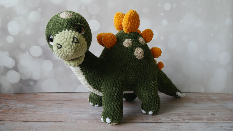 Rankų darbo pliušinis žaislas dinozauras 27x40 cm tamsiai žalios spalvos