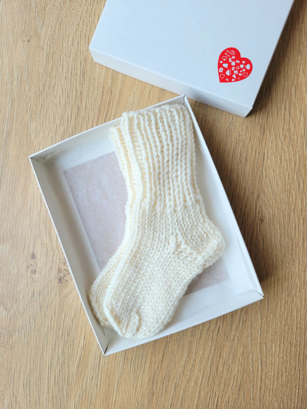kojinaitės naujagimiui 100 merino vilna 9cm pėdutė dovanų dėžutėje