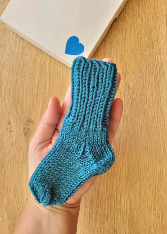  kojinaitės naujagimiui 100 merino vilna 9cm pėdutė dovanų dėžutėje