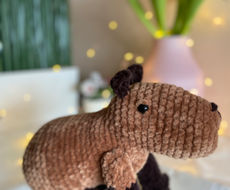 Iš pliušinių siūlų nerta kapibara amigurumi 25 cm ilgio