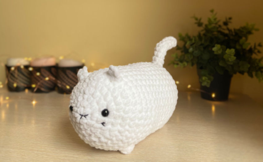 Baltas katinas ‘kepalas’ loaf cat nertas pliušinis amigurumi 25 cm ilgio žaislai | minkšti | baltas katinas ‘kepalas’ loaf cat nertas