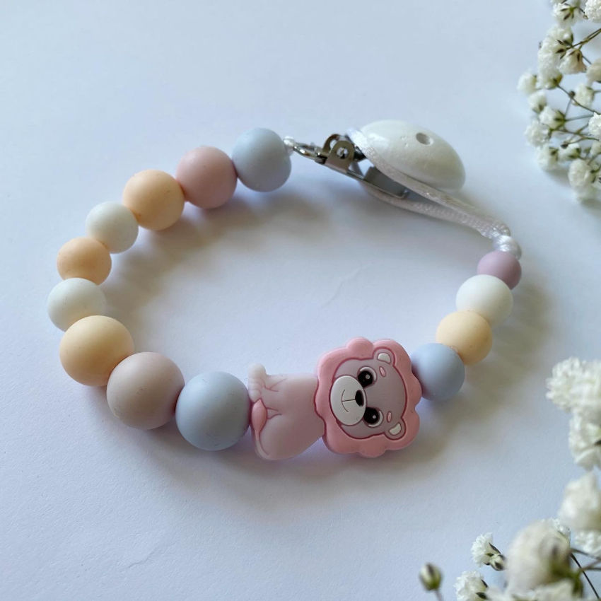 Čiulptuko laikiklis - kramtukas “pink lion” 28 cm ilgis aksesuarai | čiulptukų laikikliai | čiulptuko laikiklis - kramtukas “pink li