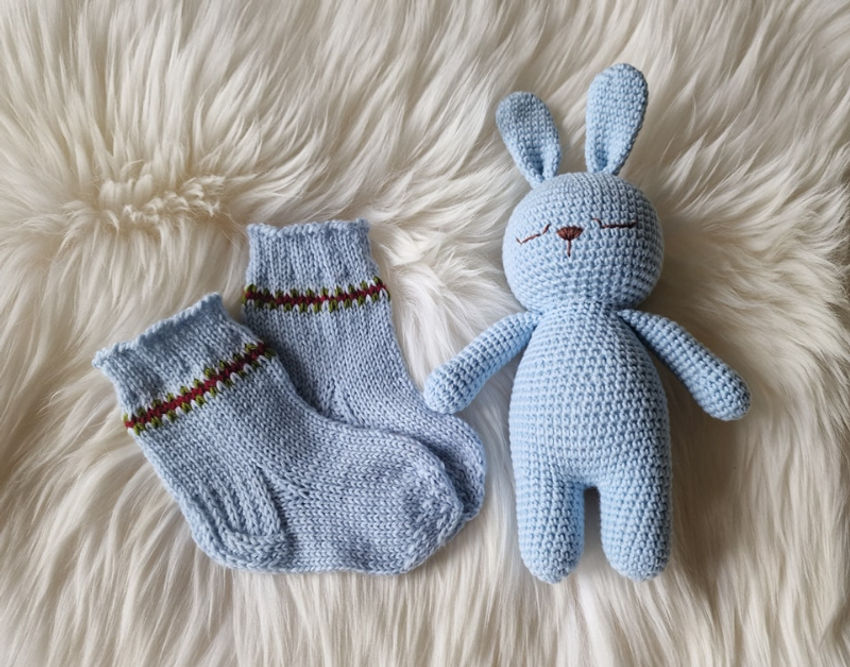Melsvas zuikutis ir merino vilnelės kojinytės 10 cm pėdutė Dovanos | rinkinukai | melsvas zuikutis ir merino vilnelės koji