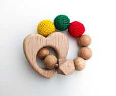 Medinis žaislas kramtukas kūdikiui lietuviškas trispalvis su širdele