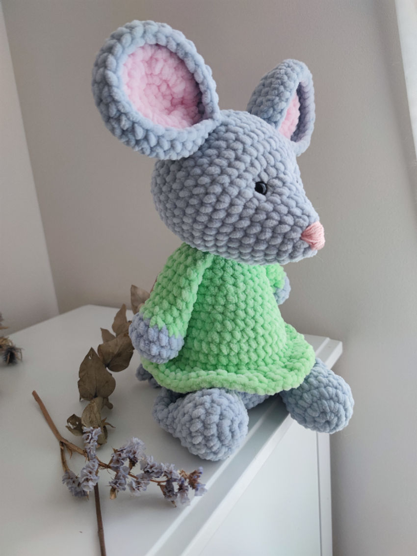 Nertas žaislas pelytė su žalia suknele 41 cm ilgio žaislai | minkšti | nertas žaislas pelytė su žalia suknele 4