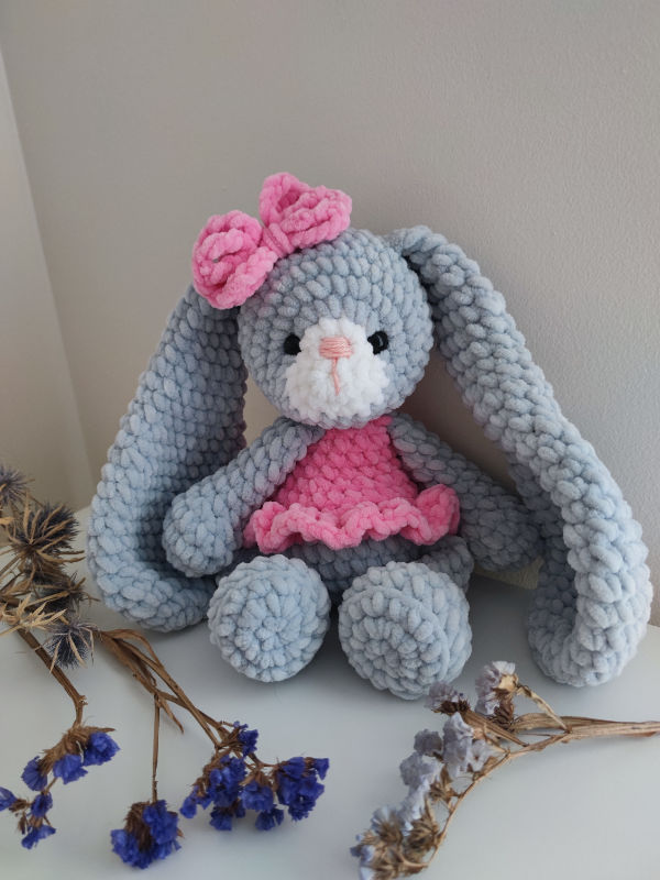 Nertas žaislas zuikutė su rožine suknele 30 cm ilgio