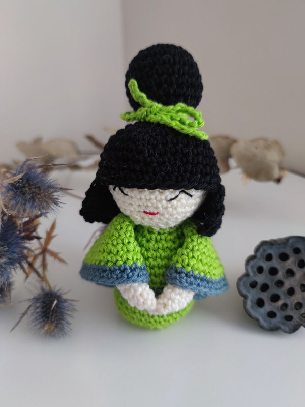 Nerta japoniška lėlė žalios spalvos 12 cm ilgio