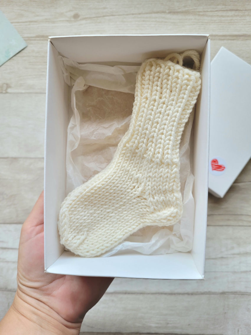 Kojinaitės naujagimiui 100 merino vilna 9cm pėdutė dovanų dėžutėje avalynė | kojinės | kojinaitės naujagimiui 100 merino vilna