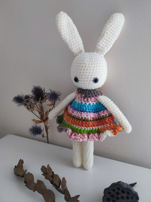 Nerta zuikutė su marga suknele 30 cm ilgio