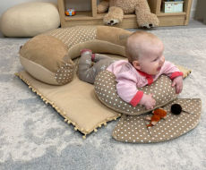 Funkcionalioji pagalvė su žaidimų kilimėliu rudieji linksmuoliai