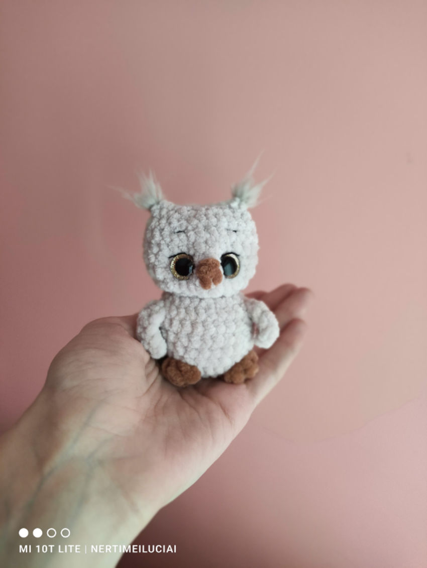 Rankų darbo nertas pėledžiukas -pakabukas smelio spalvos9cm žaislai | minkšti | rankų darbo nertas pėledžiukas -pakabuka