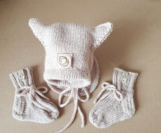 Komplektukas kepurytė - šalmukas ir kojinytės 0-3 mėnesių kūdikiui