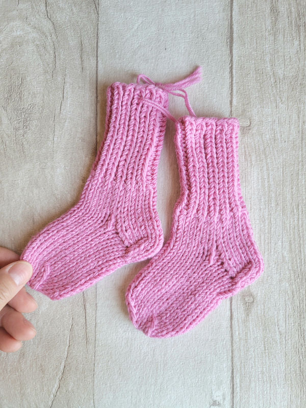  kojinaitės naujagimiui švelni merino vilna 9 cm pėdutė dovanų dėžutėje