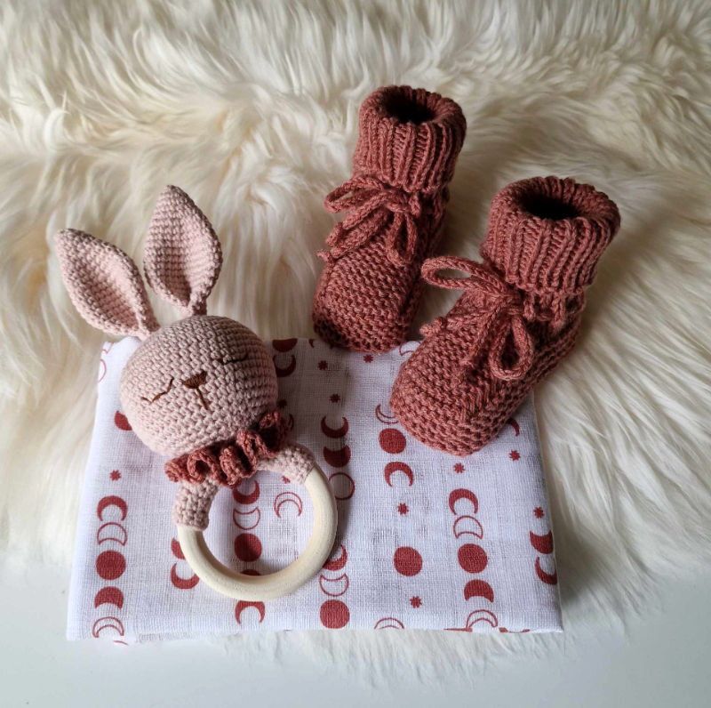 Rankų darbo dovana naujagimiui-barškutis merliukas tapukai pėdutės ilgis 11 cm