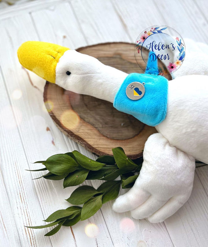 Rankų darbo žąsiukas apkabinimų draugas 50 cm aukščio baltos spalvos