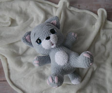 Rankų darbo pliušinis žaislas - kačiukas pilkos spalvos aukštis 27 cm