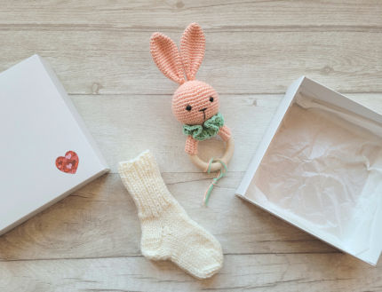Kramtuko barškučio ir kojinaičių komplektas kojinaitės 9 cm dovanų dėžutėje Dovanos | naujagimiams | Kramtuko barškučio ir kojinaičių komplek