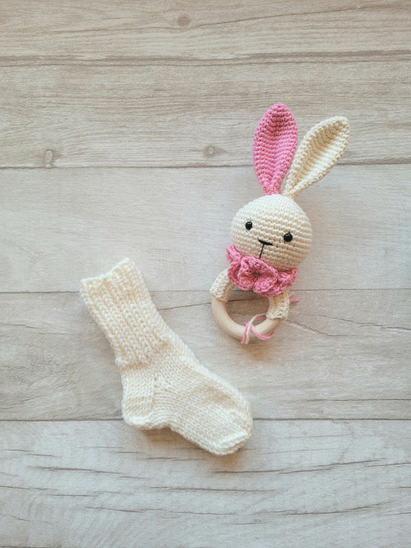 Kramtuko barškučio ir kojinaičių komplektas kojinaitės 9 cm dovanų dėžutėje