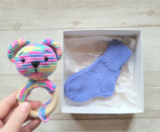  kramtuko barškučio ir kojinaičių komplektas kojinaitės 9 cm dovana kūdykiui