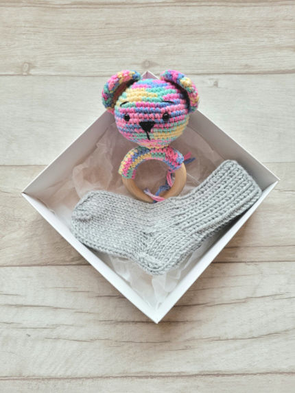 Kramtuko barškučio ir kojinaičių komplektas kojinaitės 9 cm dovana kūdykiui Dovanos | naujagimiams | Kramtuko barškučio ir kojinaičių komplek