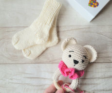 Kramtuko barškučio ir kojinaičių komplektas kojinaitės 9 cm dovana kūdikiui
