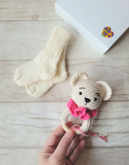 Kramtuko barškučio ir kojinaičių komplektas kojinaitės 9 cm dovana kūdikiui Dovanos | naujagimiams | Kramtuko barškučio ir kojinaičių komplek