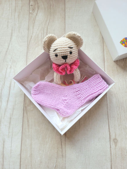 kramtuko barškučio ir kojinaičių komplektas kojinaitės 9 cm dovana kūdykiui Dovanos | naujagimiams | kramtuko barškučio ir kojinaičių komple