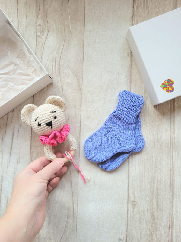 Kramtuko barškučio ir kojinaičių komplektas kojinaitės 9 cm dovana kūdykiui