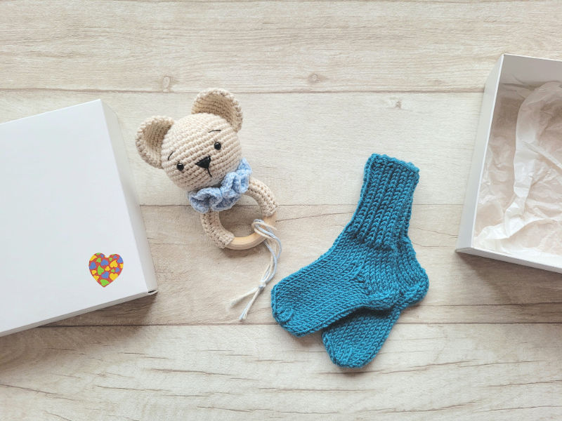 Kramtuko barškučio ir kojinaičių komplektas kojinaitės 9 cm dovana kūdykiui