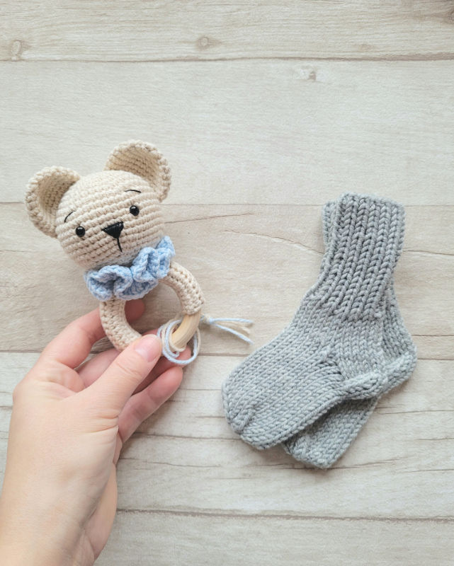  kramtuko barškučio ir kojinaičių komplektas kojinaitės 9 cm dovana kūdykiui