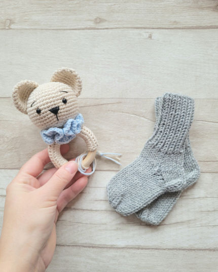 kramtuko barškučio ir kojinaičių komplektas kojinaitės 9 cm dovana kūdykiui Dovanos | naujagimiams | kramtuko barškučio ir kojinaičių komple