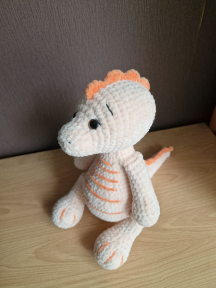 žaislai | minkšti | Rankų darbo dinozauriukas šviesių spalvų