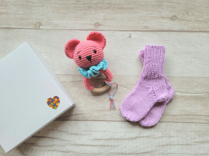 Kramtuko barškučio ir kojinaičių komplektas kojinaitės 9 cm dovana kūdykiui Dovanos | naujagimiams | Kramtuko barškučio ir kojinaičių komplek
