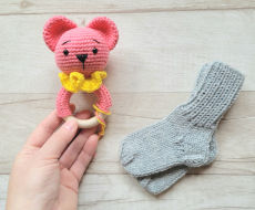 Kramtuko barškučio ir kojinaičių komplektas kojinaitės 9 cm dovana kūdykiui