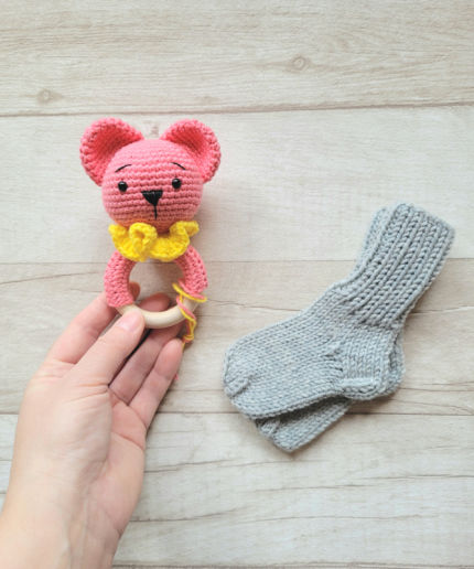 Kramtuko barškučio ir kojinaičių komplektas kojinaitės 9 cm dovana kūdykiui Dovanos | naujagimiams | Kramtuko barškučio ir kojinaičių komplek