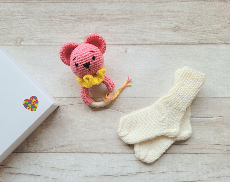 Kramtuko barškučio ir kojinaičių komplektas kojinaitės 9 cm dovana kūdykiui