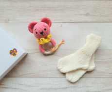 Kramtuko barškučio ir kojinaičių komplektas kojinaitės 9 cm dovana kūdykiui