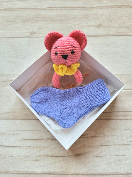 Kramtuko barškučio ir kojinaičių komplektas kojinaitės 9 cm dovana kūdykiui Dovanos | naujagimiams | Kramtuko barškučio ir kojinaičių komplek