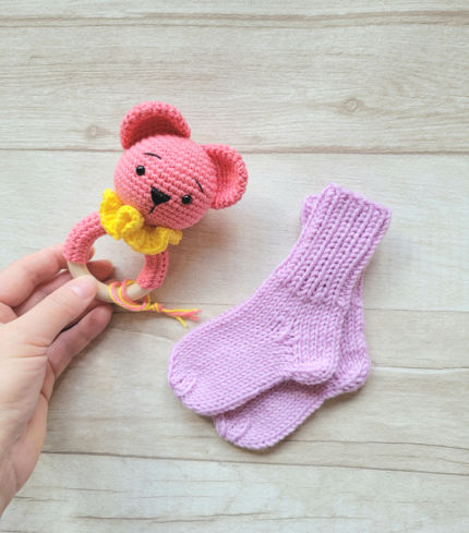 Kramtuko barškučio ir kojinaičių komplektas kojinaitės 9 cm dovana kūdikiui Dovanos | naujagimiams | Kramtuko barškučio ir kojinaičių komplek