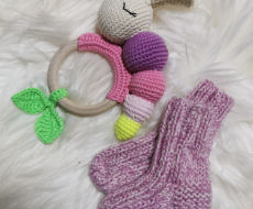 Praktiška ir miela dovana kūdikiui vikšrelis ir  pirmosios kojinytės