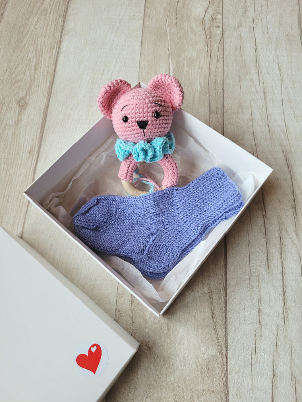 Kramtuko barškučio ir kojinaičių komplektas kojinaitės 9 cm dovana kūdikiui