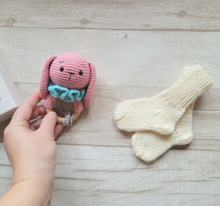 Kramtuko barškučio ir kojinaičių komplektas kojinaitės 9 cm dovana kūdykiui Dovanos | naujagimiams | Kramtuko barškučio ir kojinaičių komplek