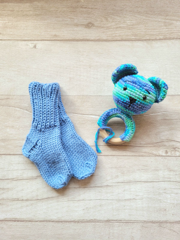 Kramtuko barškučio ir kojinaičių komplektas kojinaitės 9 cm dovana kūdikiui