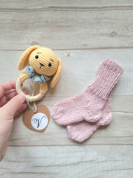 Kramtuko barškučio ir kojinaičių komplektas kojinaitės 9 cm dovana naujagimiui Dovanos | naujagimiams | Kramtuko barškučio ir kojinaičių komplek