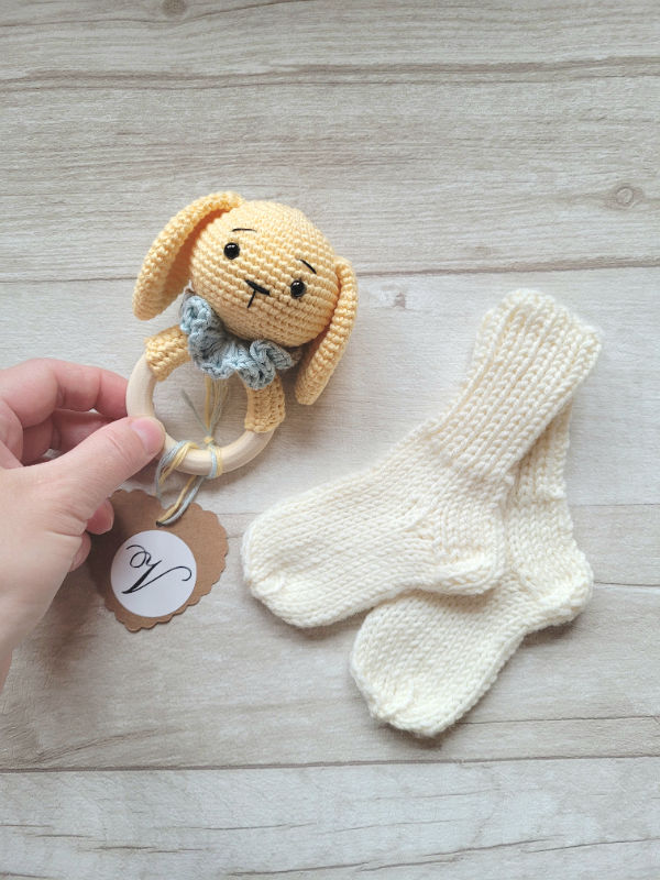 Kramtuko barškučio ir kojinaičių komplektas kojinaitės 9 cm dovana kūdikiui
