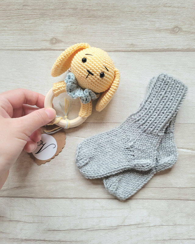 Kramtuko barškučio ir kojinaičių komplektas kojinaitės 9 cm dovana kūdikiui