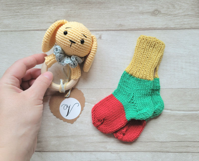 Kramtuko barškučio ir kojinaičių komplektas kojinaitės 9 cm dovana kūdikiui