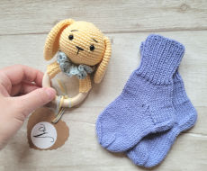 Kramtuko barškučio ir kojinaičių komplektas kojinaitės 9 cm dovana kūdikiui
