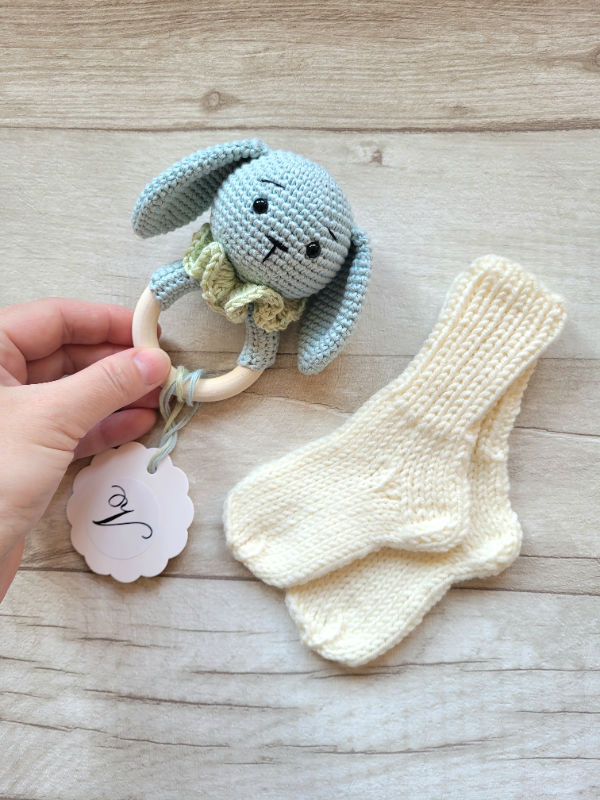Kramtuko barškučio ir kojinaičių komplektas kojinaitės 9 cm dovana kūdikiui